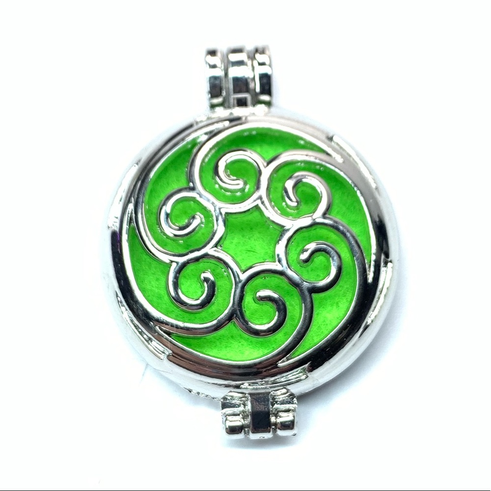 😍 Filigreed Essential Oil Diffuser Pendant 👀